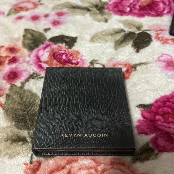 ✨Kevyn Aucoin contouring face palette ✨ - Picture 2 of 3